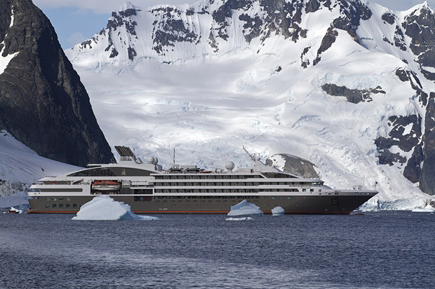 Das Kreuzfahrtschiff Le Boréal in den eisigen Weiten der Antarktis.