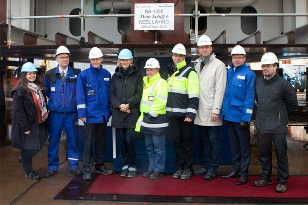 Gruppenfoto bei der Kiellegung der "Mein Schiff 6" in der Meyer-Werft in Turku.