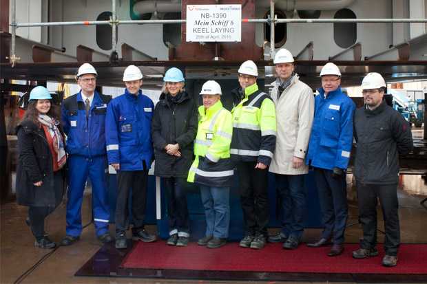 Gruppenfoto bei der Kiellegung der "Mein Schiff 6" in der Meyer-Werft in Turku. Gruppenfoto bei der Kiellegung der "Mein Schiff 6" in der Meyer-Werft in Turku.
