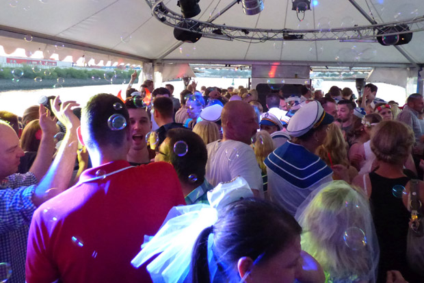 Auf dem Partyschiff in Hamburg wird gefeiert, was das Zeug hält. Auf dem Partyschiff in Hamburg wird gefeiert, was das Zeug hält.