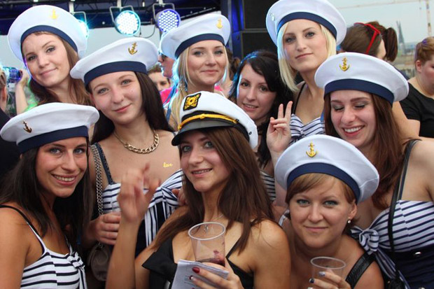 Seit einem halben Jahrzehnt startet das Partyschiff der Bootsparty Hamburg zu seinen Touren auf der Elbe. Seit einem halben Jahrzehnt startet das Partyschiff der Bootsparty Hamburg zu seinen Touren auf der Elbe.