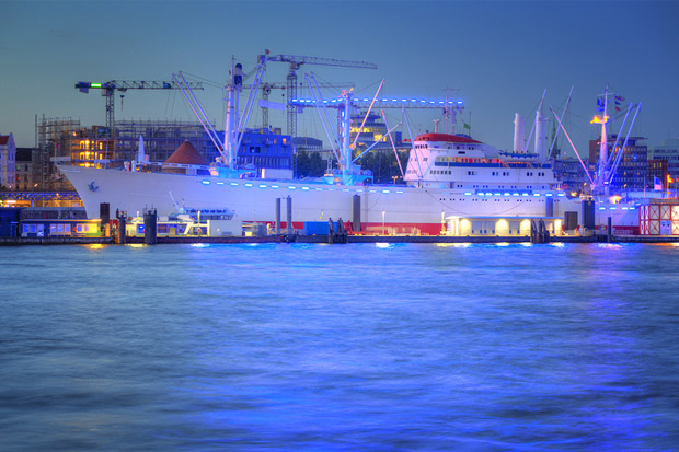 Die "Cap San Diego", hier im Rahmen der Cruise Days blau beleuchtet, muss im März in die Werft.