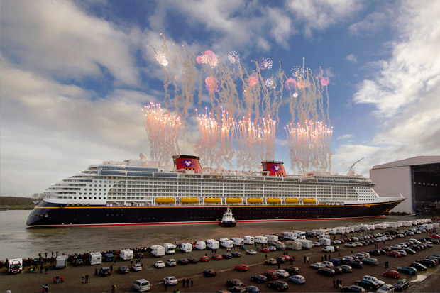 Die "Disney Fantasy" bei ihrer Ausdockung aus der Meyer-Werft im März 2012.