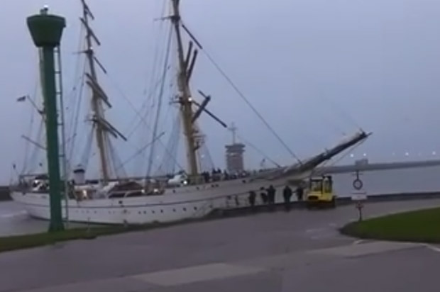 Hier trifft die Gorch Fock auf den Bontekai