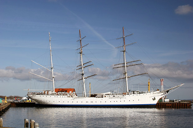 Das Schulungsschiff Gorch Fock im Hafen von Stralsund