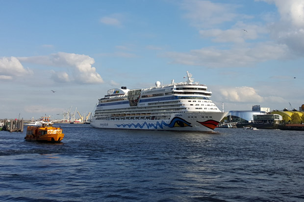 Immer mehr Kreuzfahrtschiffe steuern Hamburg an, wie hier die AIDAbella vor den Landungsbrücken.