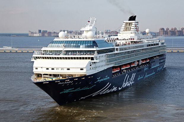 Die "Mein Schiff 2" im Hafen von St- Petersburg. 2019 wird sie verkauft werden.