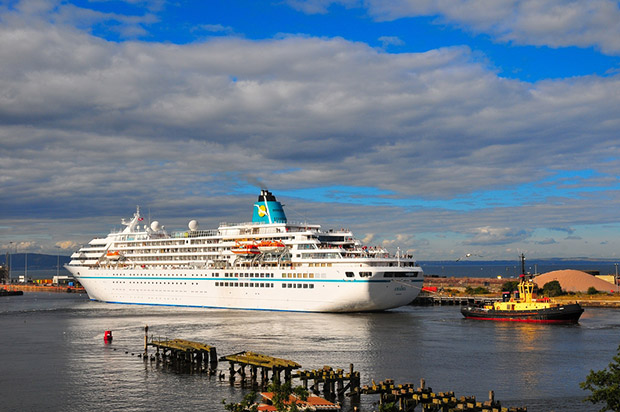 Die MS Amadea im Hafen von Edinburgh. Seit Februar 2015 wird an Bord das Traumschiff gedreht.