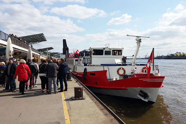 Die Classic Queen an den Landungsbrücken in Hamburg