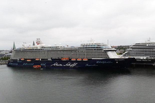 Die Mein-Schiff-Flotte wächst unaufhörlich. Hier zu sehen: die "Mein Schiff 4" im Kieler Hafen. Die Mein-Schiff-Flotte wächst unaufhörlich. Hier zu sehen: die "Mein Schiff 4" im Kieler Hafen.