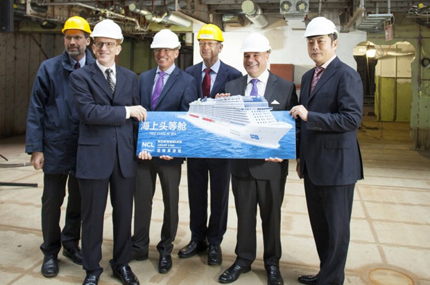Geschäftsführer der Meyer-Werft, von NCL und NCL China zelebrieren die Kiellegung der "Norwegian Joy". Geschäftsführer der Meyer-Werft, von NCL und NCL China zelebrieren die Kiellegung der "Norwegian Joy".
