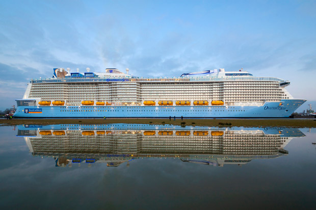 Die "Ovation of the seas" im Becken vor der Meyer-Werft. Die "Ovation of the seas" im Becken vor der Meyer-Werft.
