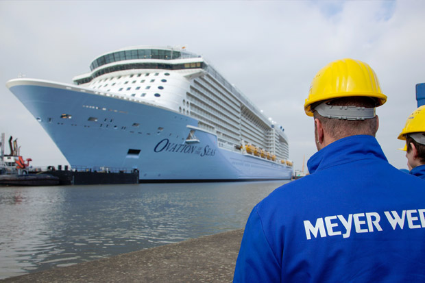 Die "Ovation of the seas" beim Ausdocken am vergangenen Freitag. Die "Ovation of the seas" beim Ausdocken am vergangenen Freitag.