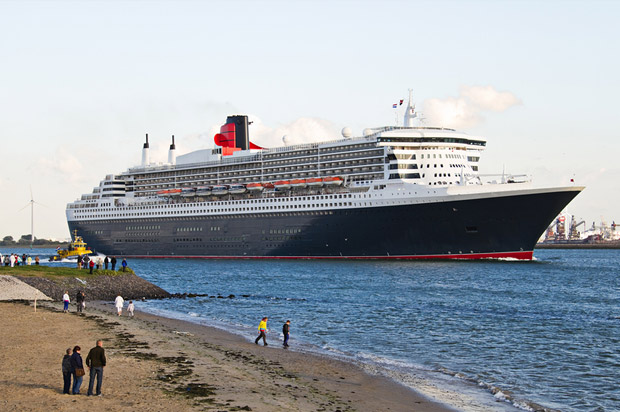 Die "Queen Mary 2" im Hafen von Rotterdam. Im Mai wird sie nach Hamburg kommen.