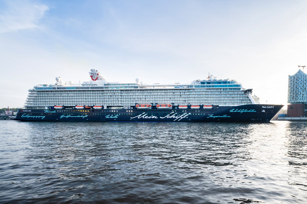Die "Mein Schiff 4" in Hamburg - nun wurde sie zum Schiff des Jahres 2016 gekührt.