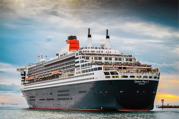 Die "Queen Mary 2" verlässt den Hafen von Adelaide (Australien). Die "Queen Mary 2" verlässt den Hafen von Adelaide (Australien).