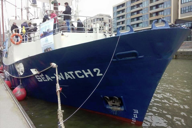 Die "Sea-Watch 2" bei ihrer Taufe in Hamburg. Die "Sea-Watch 2" bei ihrer Taufe in Hamburg.