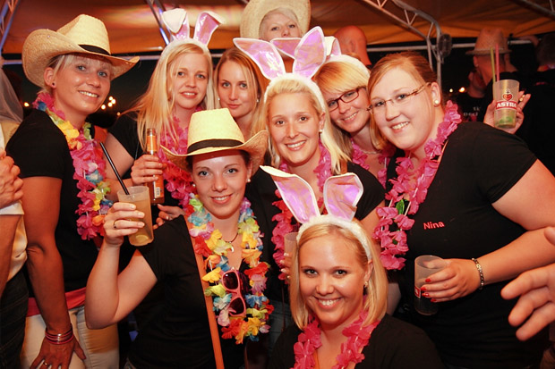Wie hier in Hamburg starten auch in Köln regelmäßig Partyschiffe. Wie hier in Hamburg starten auch in Köln regelmäßig Partyschiffe.