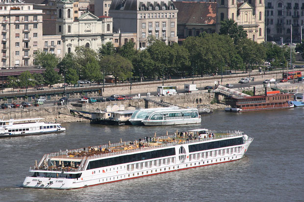 Flusskreuzfahrtschiffe wie hier in Budapest erfreuen sich auch auf dem Rhein großer Beliebtheit.