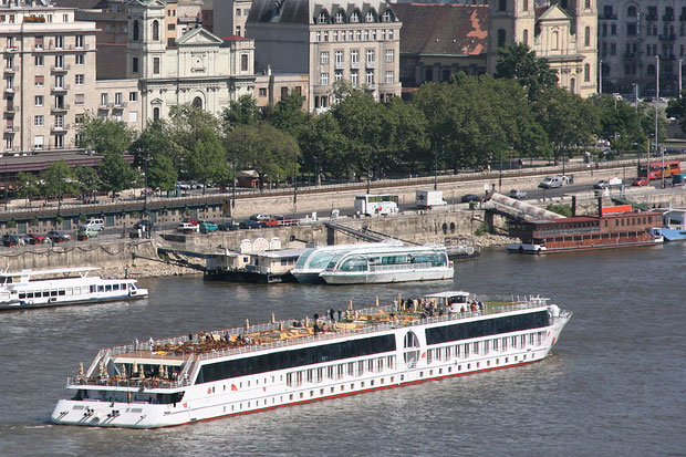 Flusskreuzfahrtschiffe wie hier in Budapest erfreuen sich auch auf dem Rhein großer Beliebtheit. Flusskreuzfahrtschiffe wie hier in Budapest erfreuen sich auch auf dem Rhein großer Beliebtheit.
