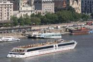 Flusskreuzfahrtschiff auf dem Rhein aufgeschlitzt