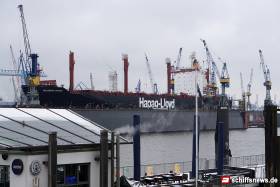 Im Hafen ist der Winter eingekehrt, trotzdem gehen die Arbeiten voran.