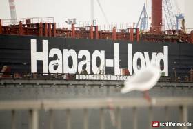 Der Schriftzug von Hapag Lloyd ist weit sichtbar.